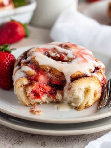 strawberry cinnamon rolls