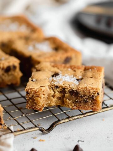 chocolate chip blondies